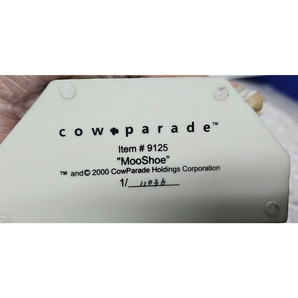 Cow Parade Figurine 9125 MooShoe - Chicago New York - Converse In box - Picture 4 of 4